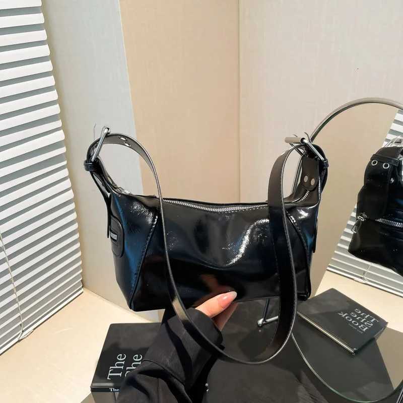 Underarm Bag Womens Bag Cool Drag Style Single Shoulder Underarm Stick Bag Niche Design Leather Zipper Single Shoulder Handbag Z250807