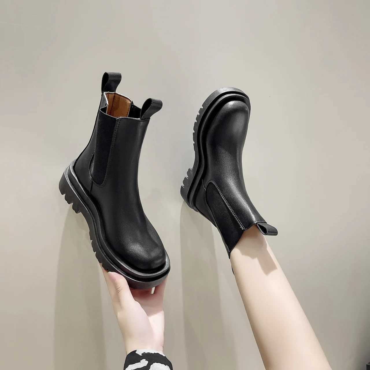 2023 Women Boots Hot Luxury Thick Sole Chelsea Boots Women Flat Casual Boots High Quality Fi Shoes for Women Womens Shoes XJ250807