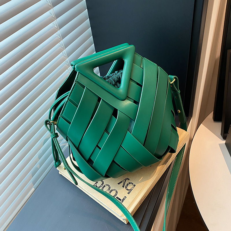 Free shipping designer High-End Single Shoulder Bag Crossbody Bag for Women Niche Design Basket Woven Bag Fashionable Textured Clip Handbag