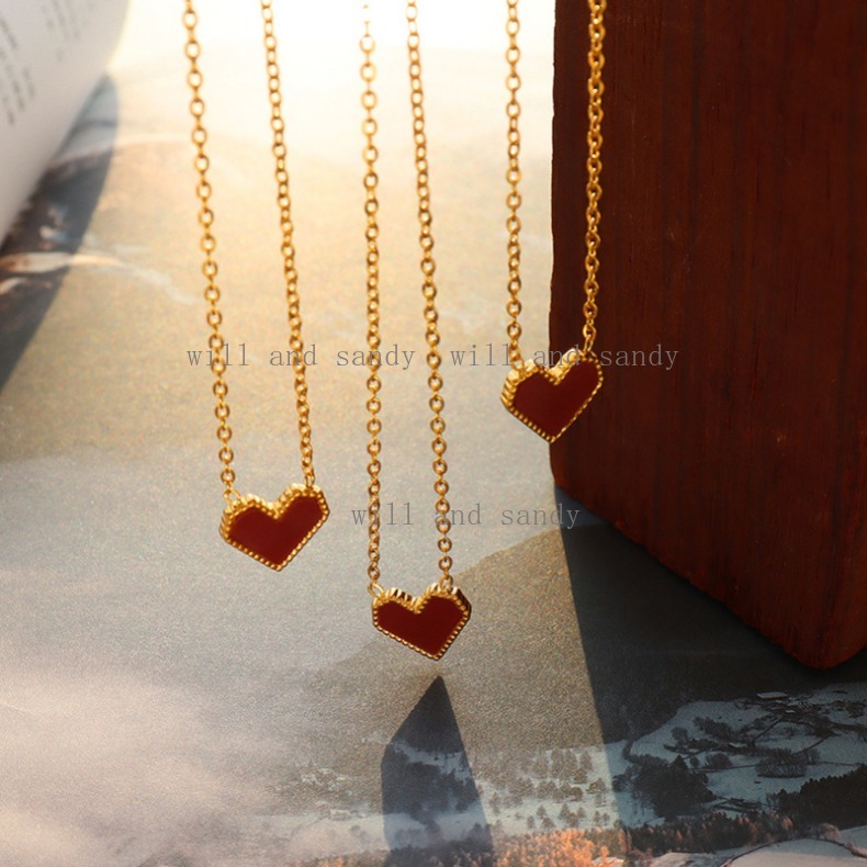 Non Tarnish 18k Gold Plated Love Heart Necklace Designer Jewelry Shell Heart Butterfly Pearl Pendant Necklaces Choker Jewelry for Woman Wedding Annive