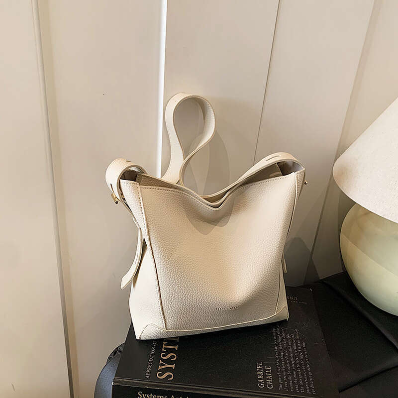 tote 2025 New Women's Bucket Spring Niche Design Simple Large Designer Capacity Commuter bags Shoulder Crossbody Bag