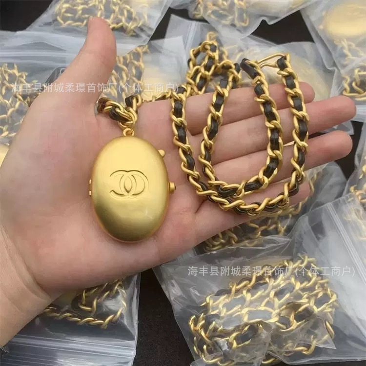 pendant necklaces designer luxury jewelry for men women gold silver woman necklace design light exquisite fashion minimalist style french p channels chanelly WW0K