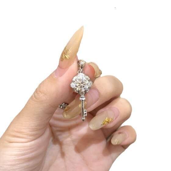 Light High-End Fashion Versatile Moissanite Key Necklace Inlaid with Full Dias Exquisite Noble Cool Style Clavicle Chain