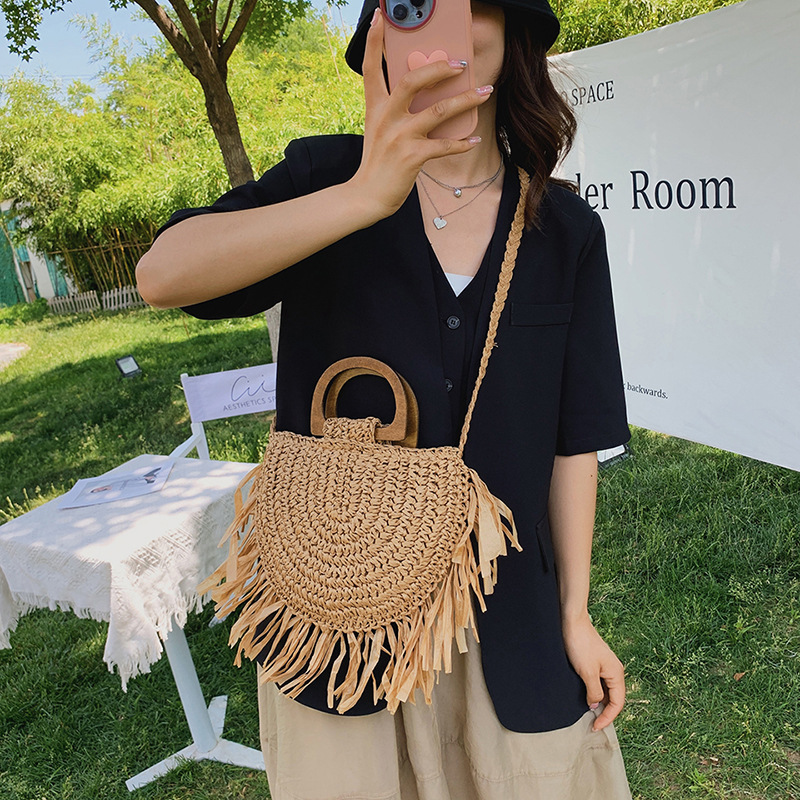 Free shipping designer Internet Celebrity Pastoral Style Straw Shoulder Bag Crossbody Bag for Women 2025 New Summer Woven Tassel Handbag Beach Bag