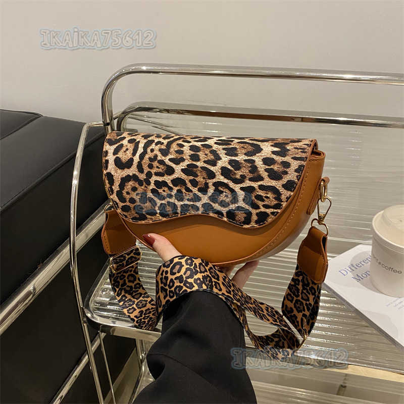 Niche Design Simple Saddle Bag Trendy Versatile Small Square Bag Wide Shoulder Strap Leopard Print Single Shoulder Crossbody Bag 2024 H250806