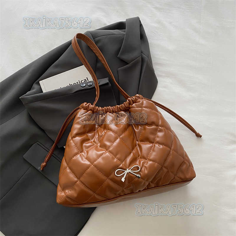 Large Capacity Soft Surface Quilted Drawstring Crossbody Tote Bag 2024 Autumn Winter New Short Trip Handheld Shoulder Bag for Women H250806