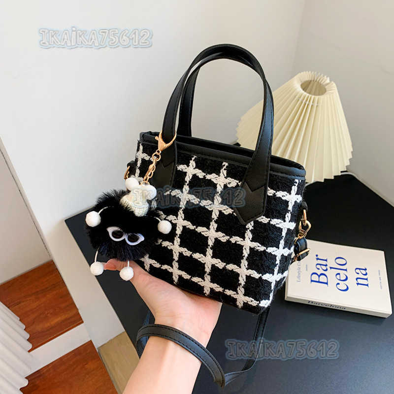 Celebrity Fashion Woolen Plaid Handbag 2022 Autumn Winter New Style Elegant Commuter Single Shoulder Crossbody Bucket Bag H250806