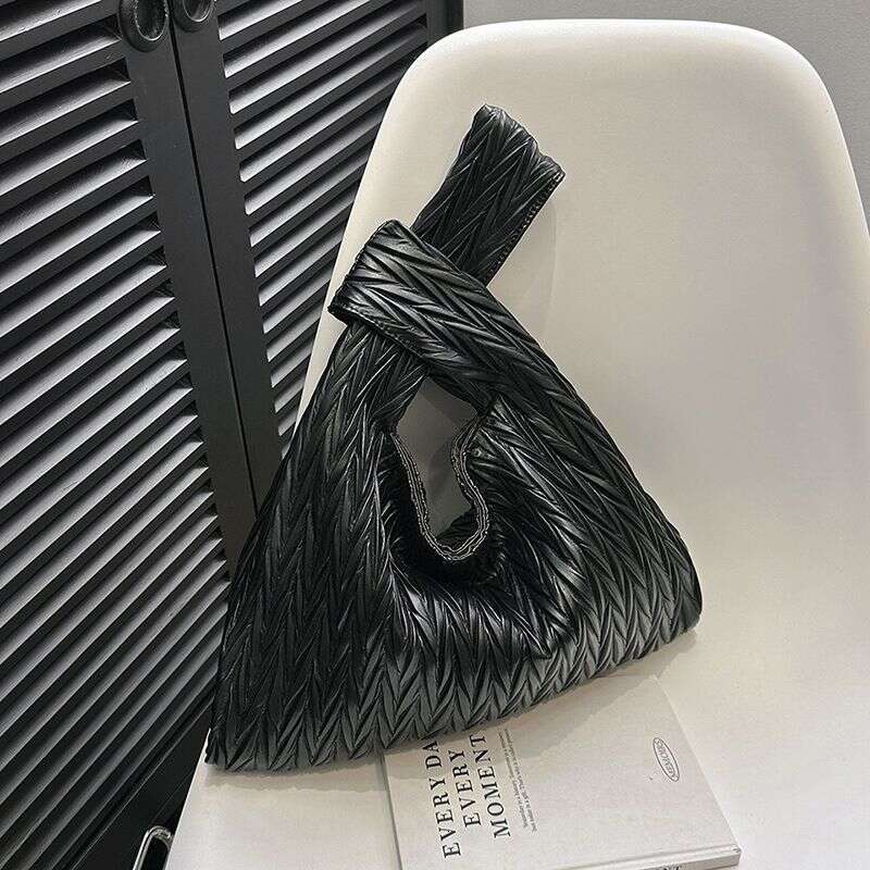 2023 New niche design pleated handbag for women's fashionable versatile crescent moon bag, simple and lightweight underarm bag