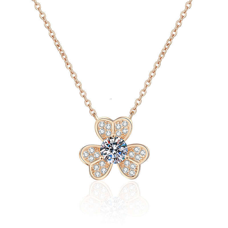 Iced Out VVS for Women Korean and Japanese Light Clover Sier Pendant 50 Points Moissanite Necklace