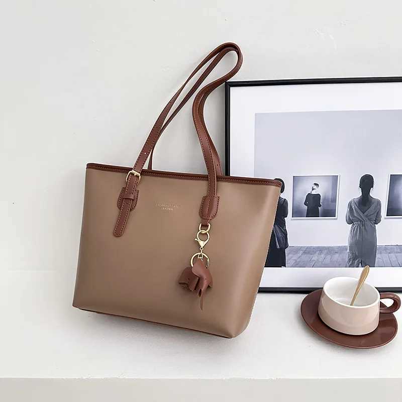 New Ladies Commuter Bag Tote Large Capacity Bag Texture Fashion Hundreds of Summer Shoulder Bag Z250807