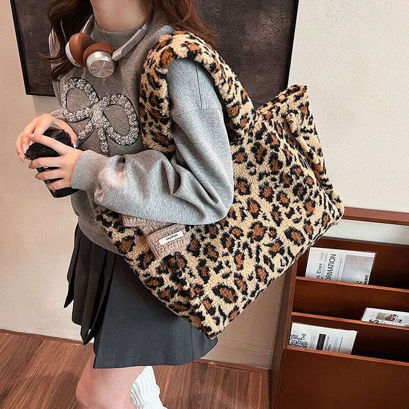 2025 Autumn/Winter New Women's Leopard Pattern Premium Plush Large Capacity Tote Shoulder Casual Bag