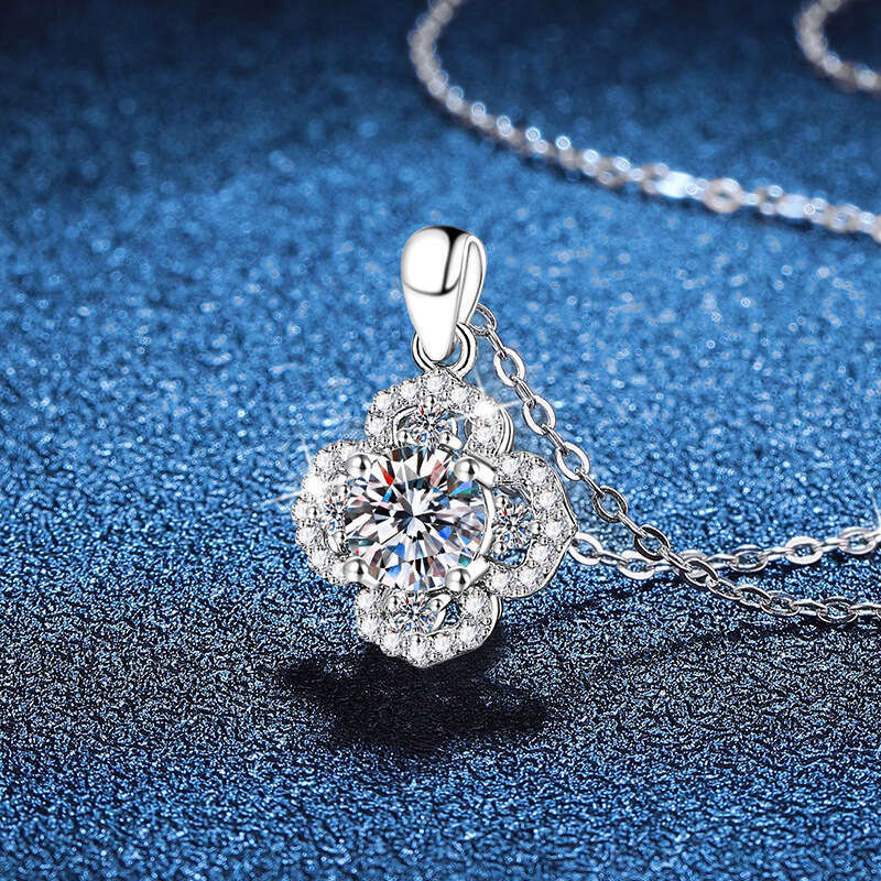 Iced Out VVS New Four-Leaf Clover Pendant 1 ct Moissanite Necklace
