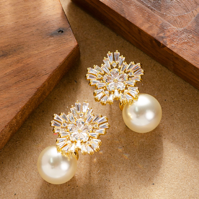 French Style Light Exquisite Inlaid Crystal Zircon Snowflake Pearl Earrings for Women Elegant Simple High-end Sier Needle Ear Jewelry