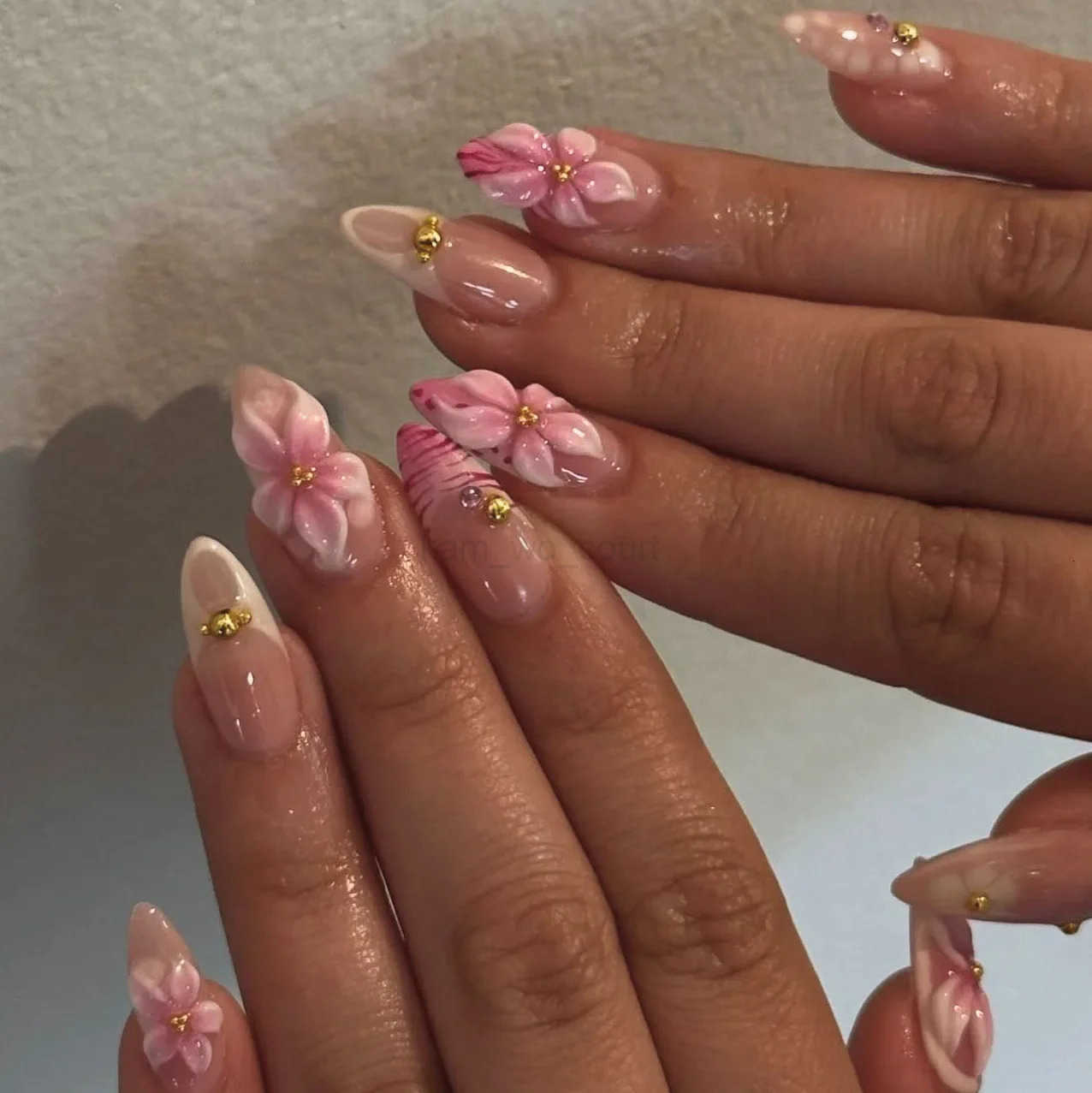 24PCS Pink Blush 3D Flower Press on Nails Sweet Simple Pattern French Fake Nails for Women Artificial Wearable Almond Nail Tips M250807