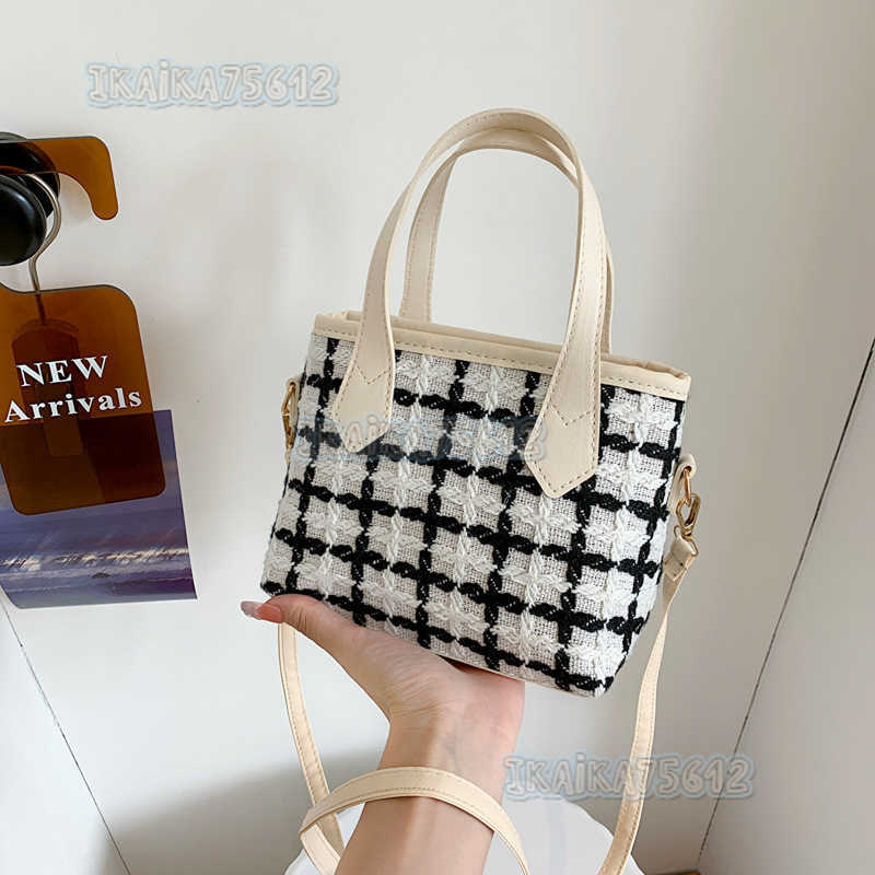 Celebrity Fashion Woolen Plaid Handbag 2022 Autumn Winter New Style Elegant Commuter Single Shoulder Crossbody Bucket Bag H250806