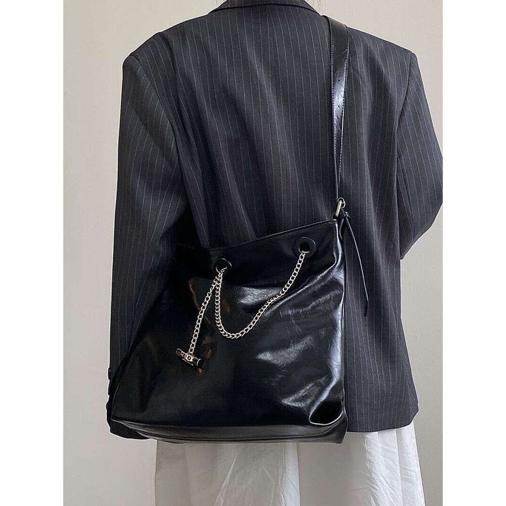 Small group dark tote feeling chain women s new crossbody series large capacity commuting shoulder bag