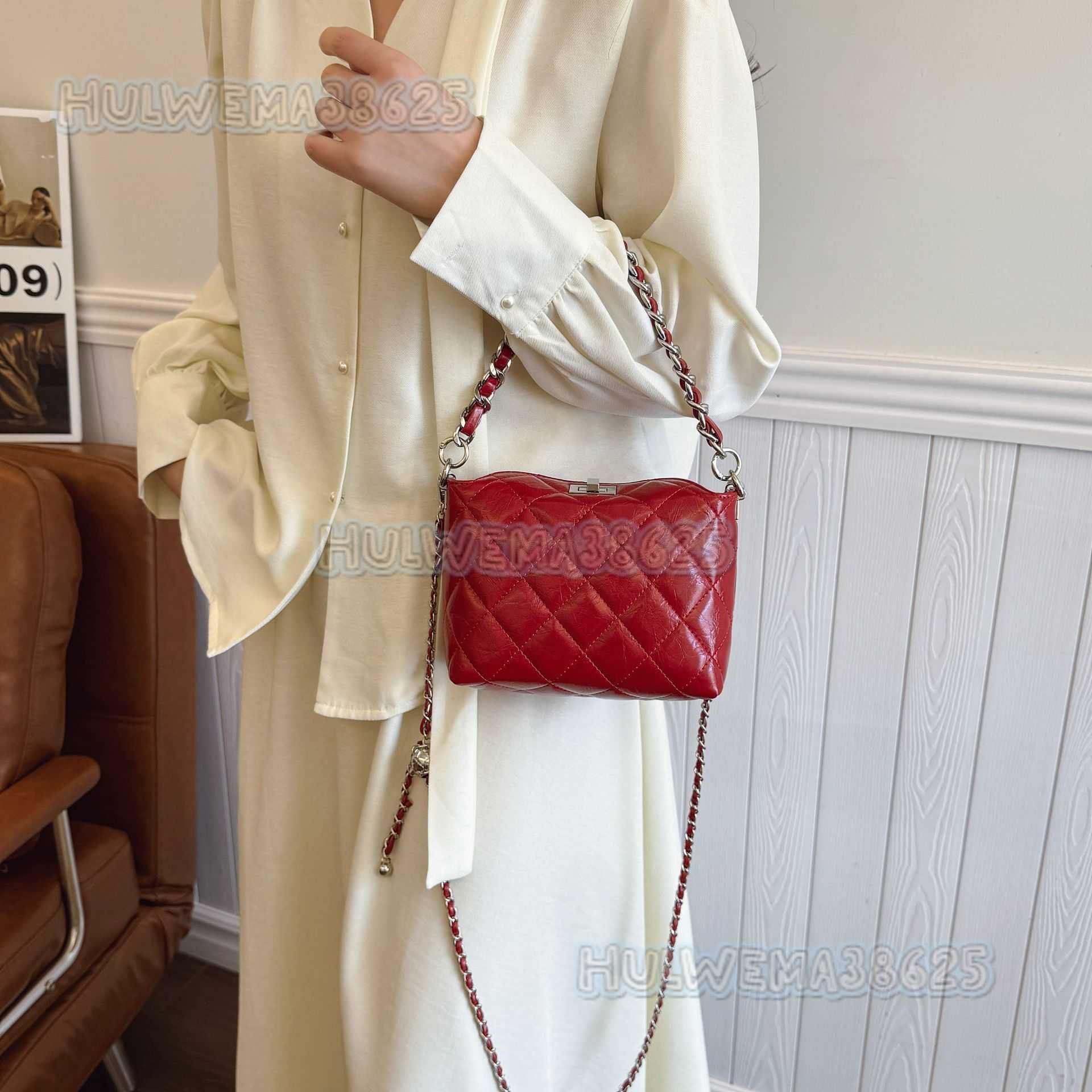 High-end Small Style Quilted Handbag for Women 2025 New Trendy Commuter Fashion Chain Crossbody Bucket Bag H250806