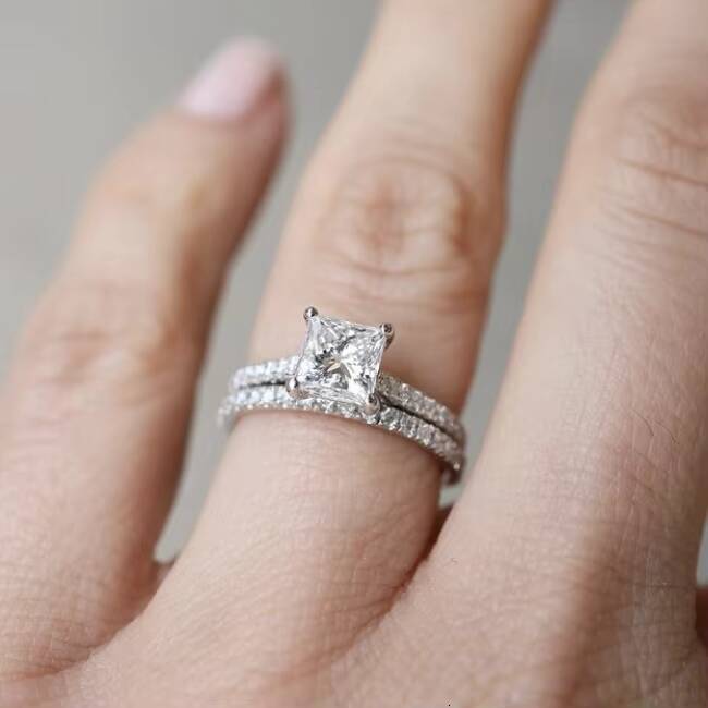 Yu Ying Custom Women Engagement Wedding 14K Gold 1CT Princess Cut Diamond Moissanite Rings Set