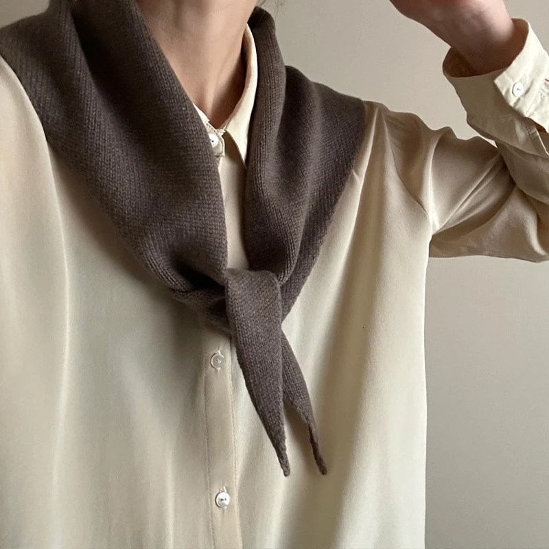 British Korean Triangle Scarf Niche Wool Triangular Scarf Women Headscarf Knitted Scarf Multi-functional Warm Knitted Scarf 250805