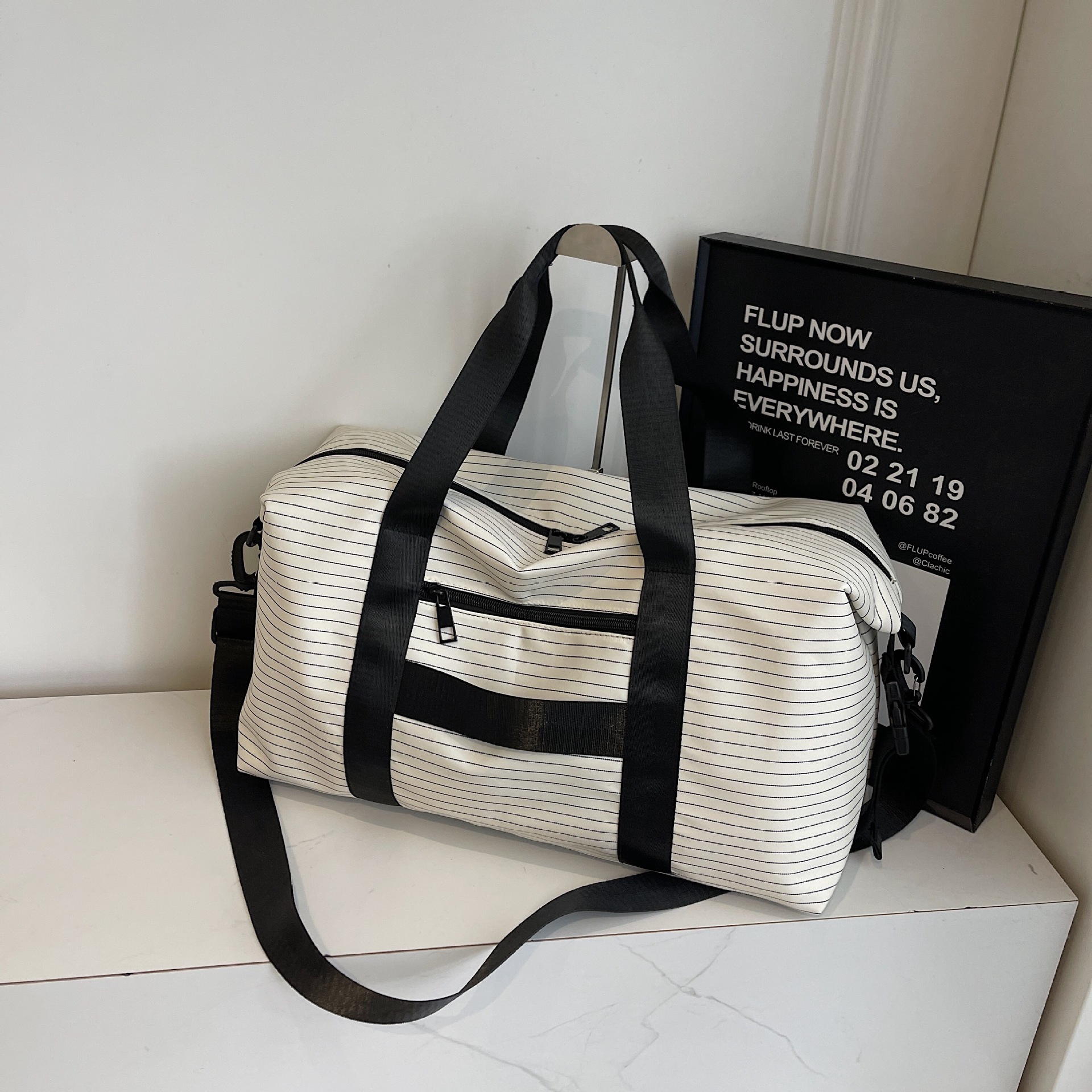 New High-Quality Striped Large-Capacity Travel Lightweight Trendy Fashion Gym Storage Carry-On Bag