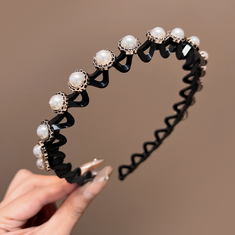 Securely Fitted Female Decorative Band - Curved Shape with Notched Edges