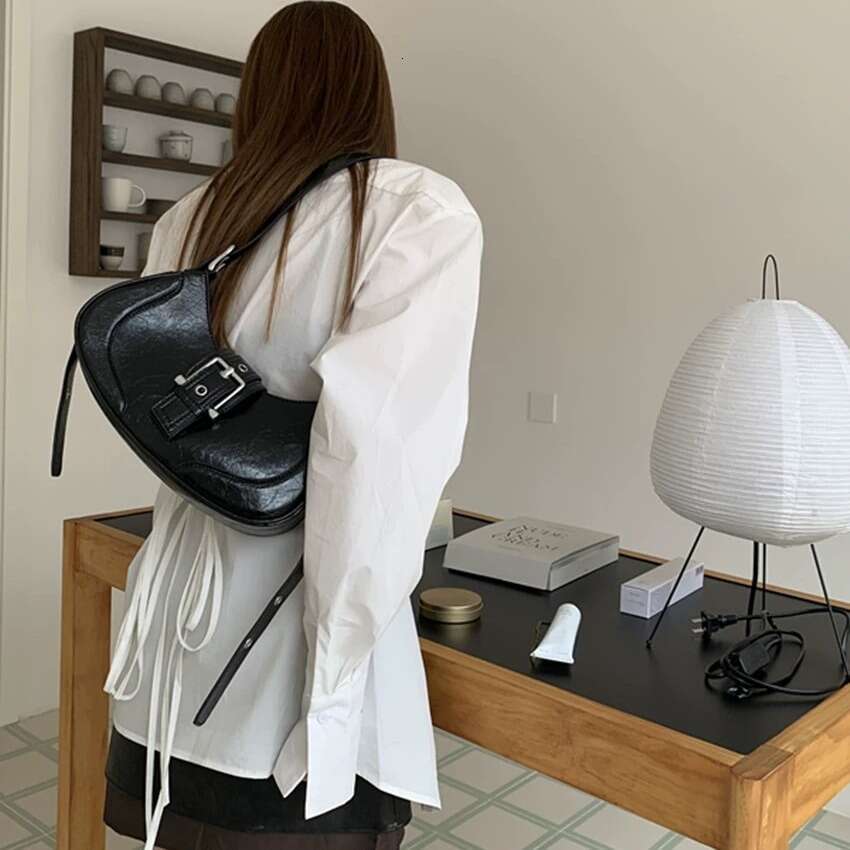 2025 Crescent-shaped Single-shoulder Crossbody Niche Design for Women Autumn New Underarm Bag Commuting Fashion