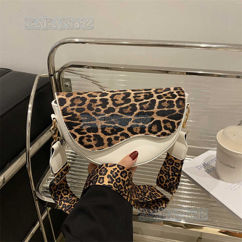 Niche Design Simple Saddle Bag Trendy Versatile Small Square Bag Wide Shoulder Strap Leopard Print Single Shoulder Crossbody Bag 2024 H250806