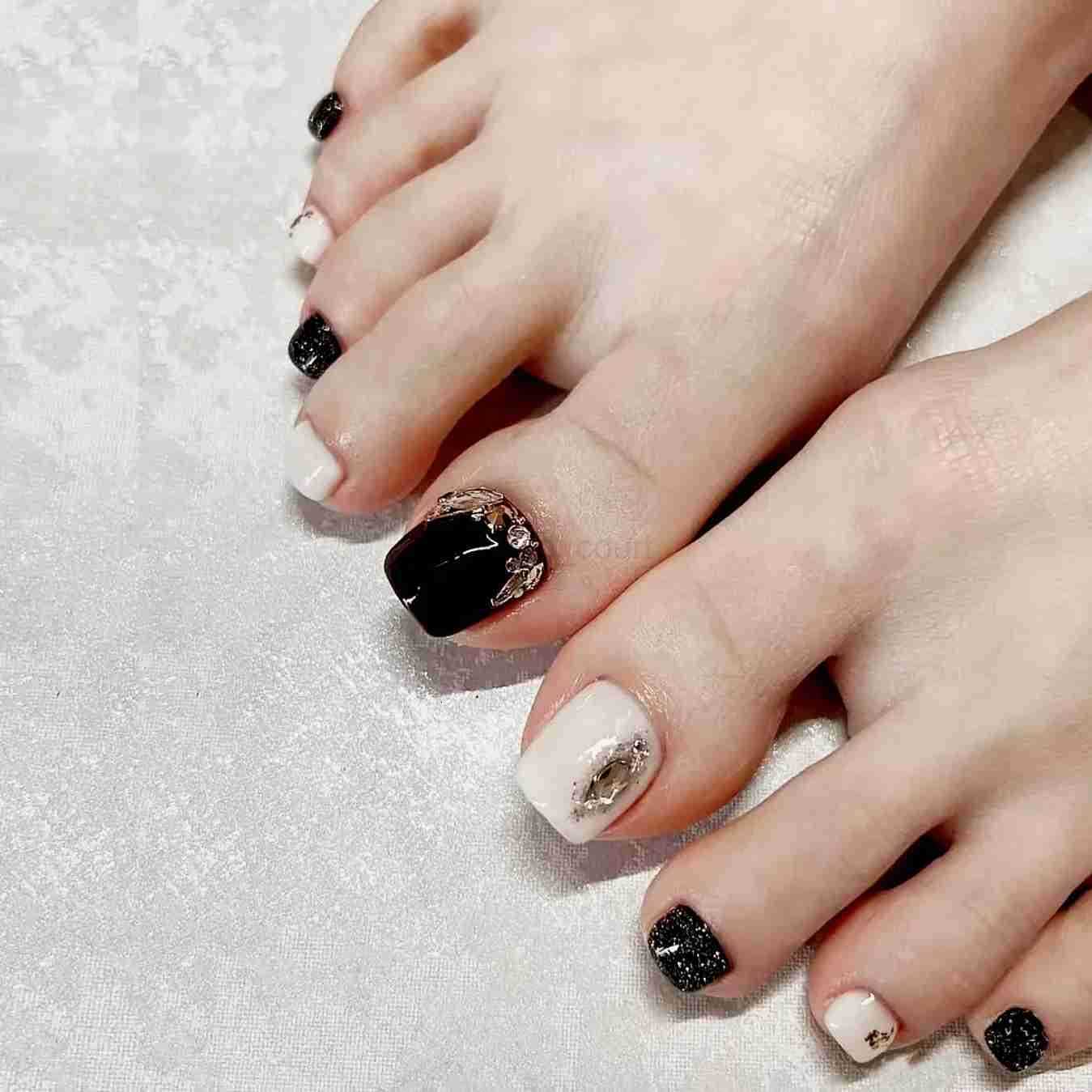 Black Short Fake Toenails 24Pcs Square Press On Toe Nails Charms Silver Sequins Rhinestone Decor Summer DIY Manicure For Women M250807