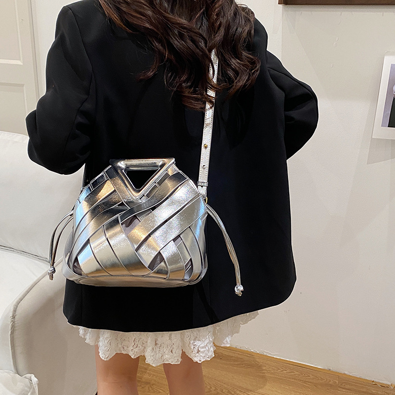 Free shipping designer High-End Single Shoulder Bag Crossbody Bag for Women Niche Design Basket Woven Bag Fashionable Textured Clip Handbag