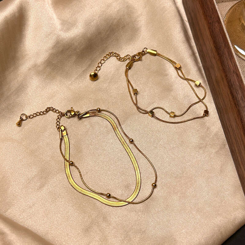 Luxury jewelry designer bracelet Cuban chain temperament hollowed out gold chain fashion personality titanium steel bracelet no fade versatile flower 