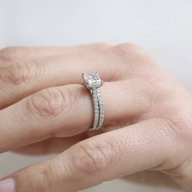 Yu Ying Custom Women Engagement Wedding 14K Gold 1CT Princess Cut Diamond Moissanite Rings Set