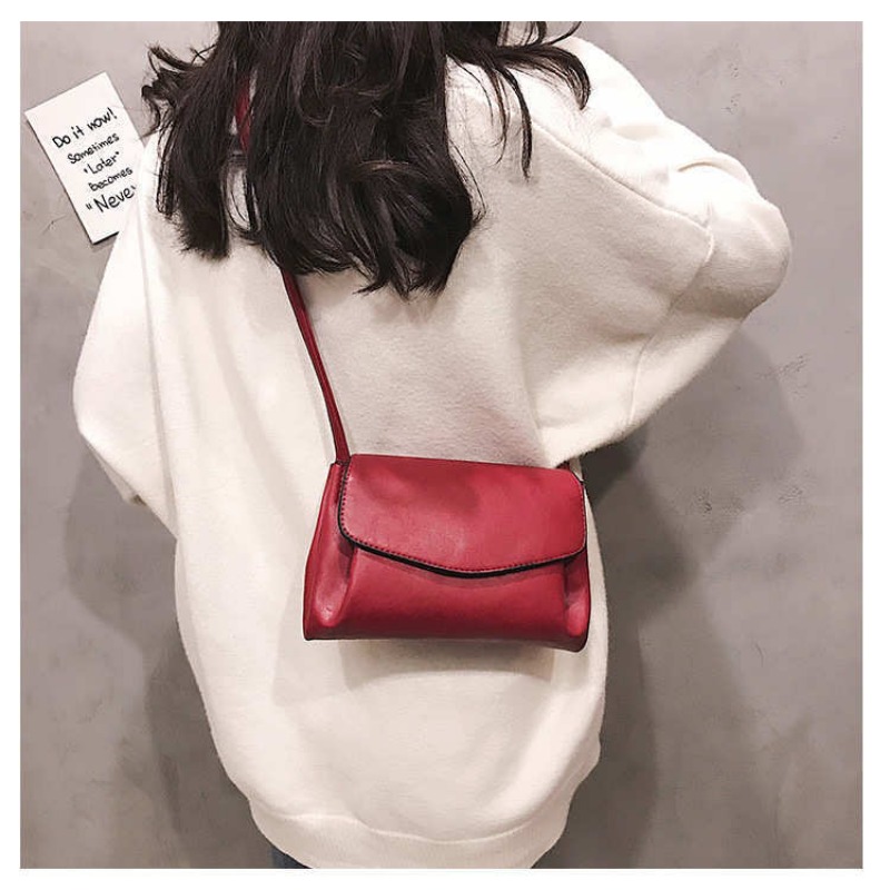Fashionable Vintage-Inspired Compact Shoulder Satchel for Trendy Women
