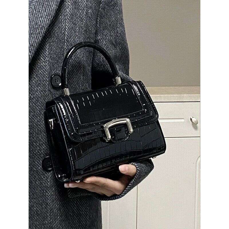 New Crocodile Fashion Crowd Design High Quality Small Square Pattern Handheld Versatile Shoulder Crossbody Bag