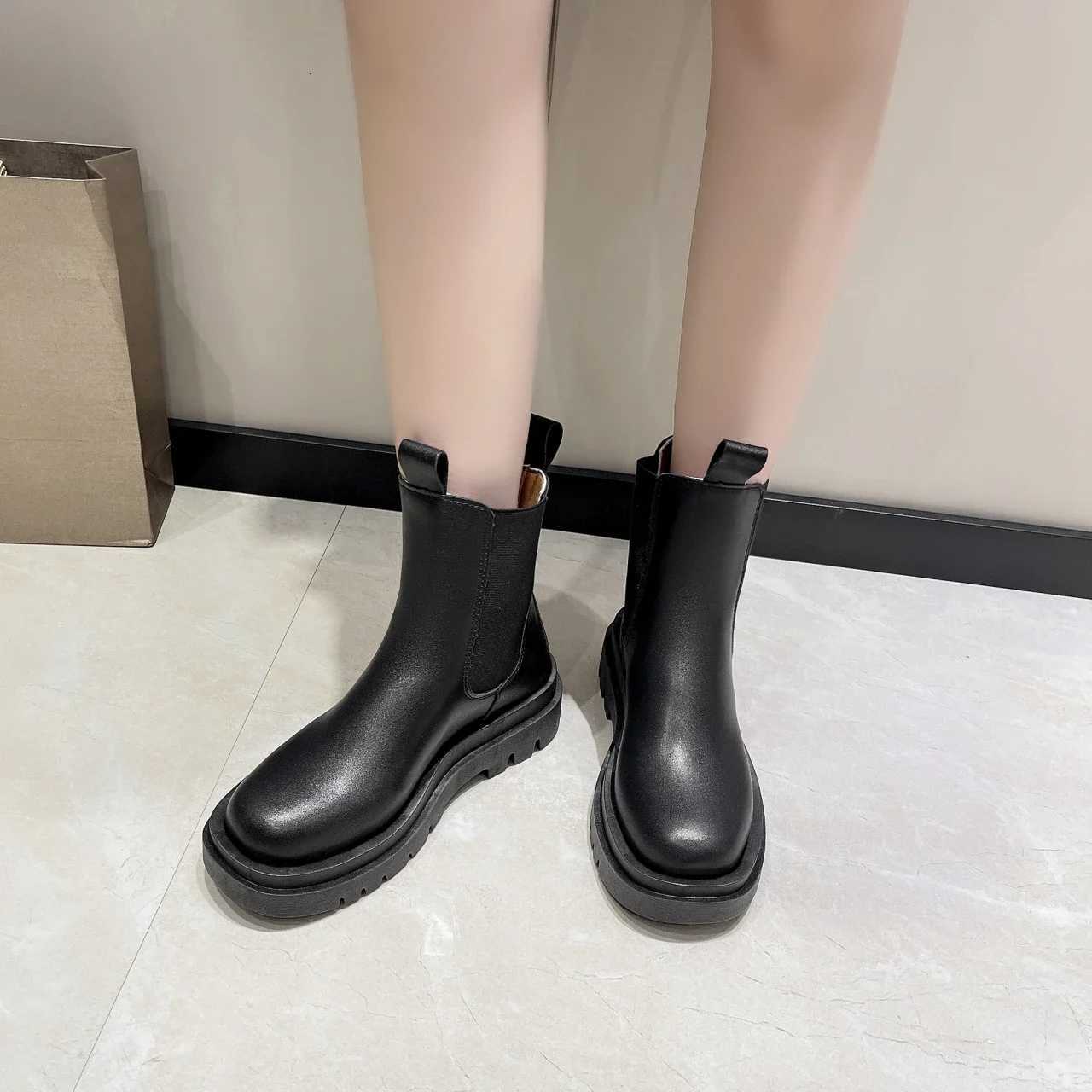 2023 Women Boots Hot Luxury Thick Sole Chelsea Boots Women Flat Casual Boots High Quality Fi Shoes for Women Womens Shoes XJ250807