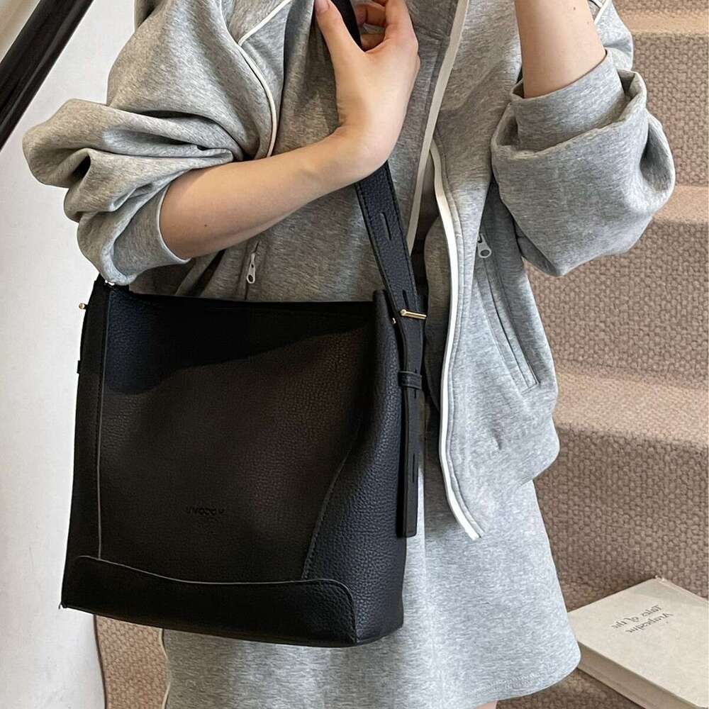 tote 2025 New Women's Bucket Spring Niche Design Simple Large Designer Capacity Commuter bags Shoulder Crossbody Bag