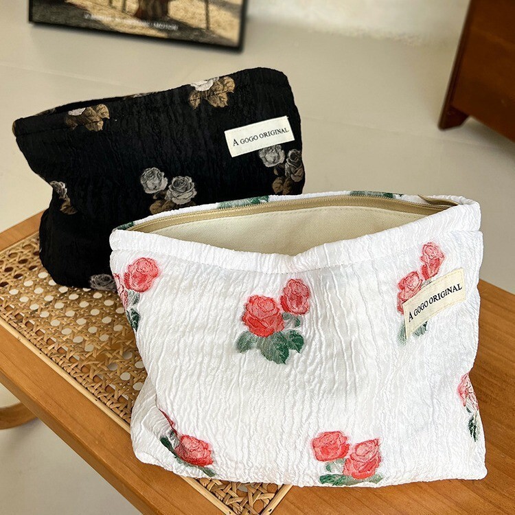Free Shipping Designer Luxury High-end Makeup Bag Gentle Fresh Large Capacity Storage Bag Portable Travel Skincare Storage Bag Toiletry Bag Casual Pho