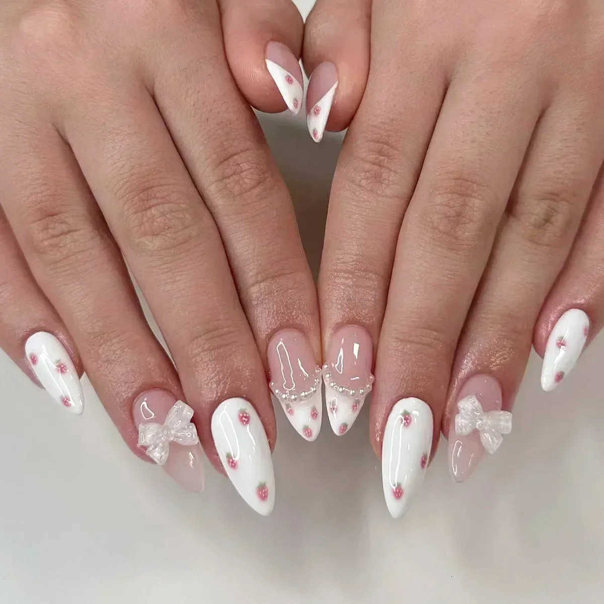 24Pcs Almond False Nails Cute Strawberries with French Design Simple White Wearable Fake Nails Decoration Press on Nail Tips Art Z250807