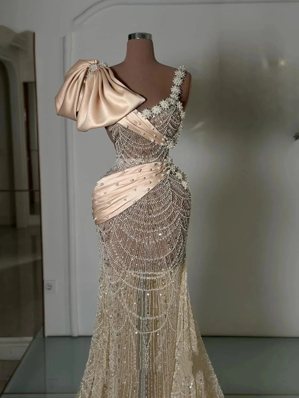 Gorgeous Evening Dresses For Women Jewel Neck Sleeveless Bow Gown Pearls Beading Sequins Sweep Train Dress Party Customized Dress