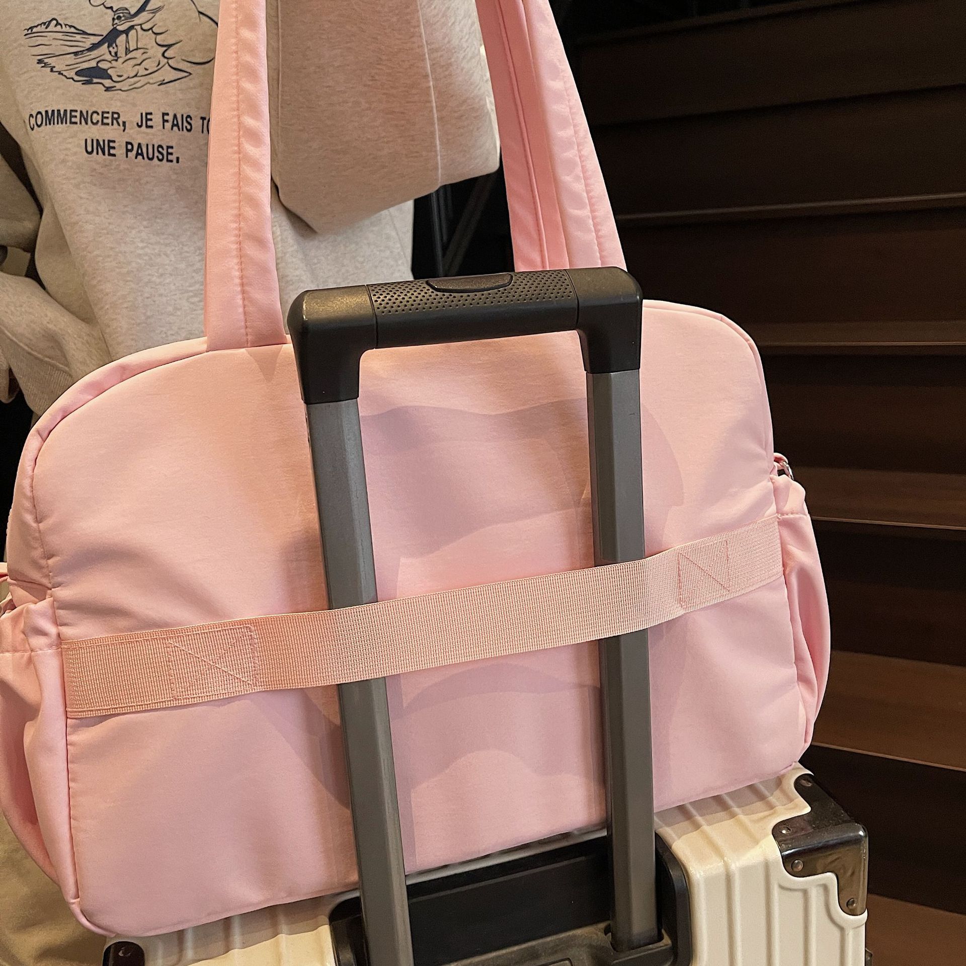 Casual Style Nylon Fabric Large Lightweight Simple Handheld Commuter Tote Women's Gym Set Trolley Clothing Travel Bag