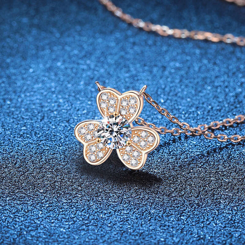 Iced Out VVS for Women Korean and Japanese Light Clover Sier Pendant 50 Points Moissanite Necklace