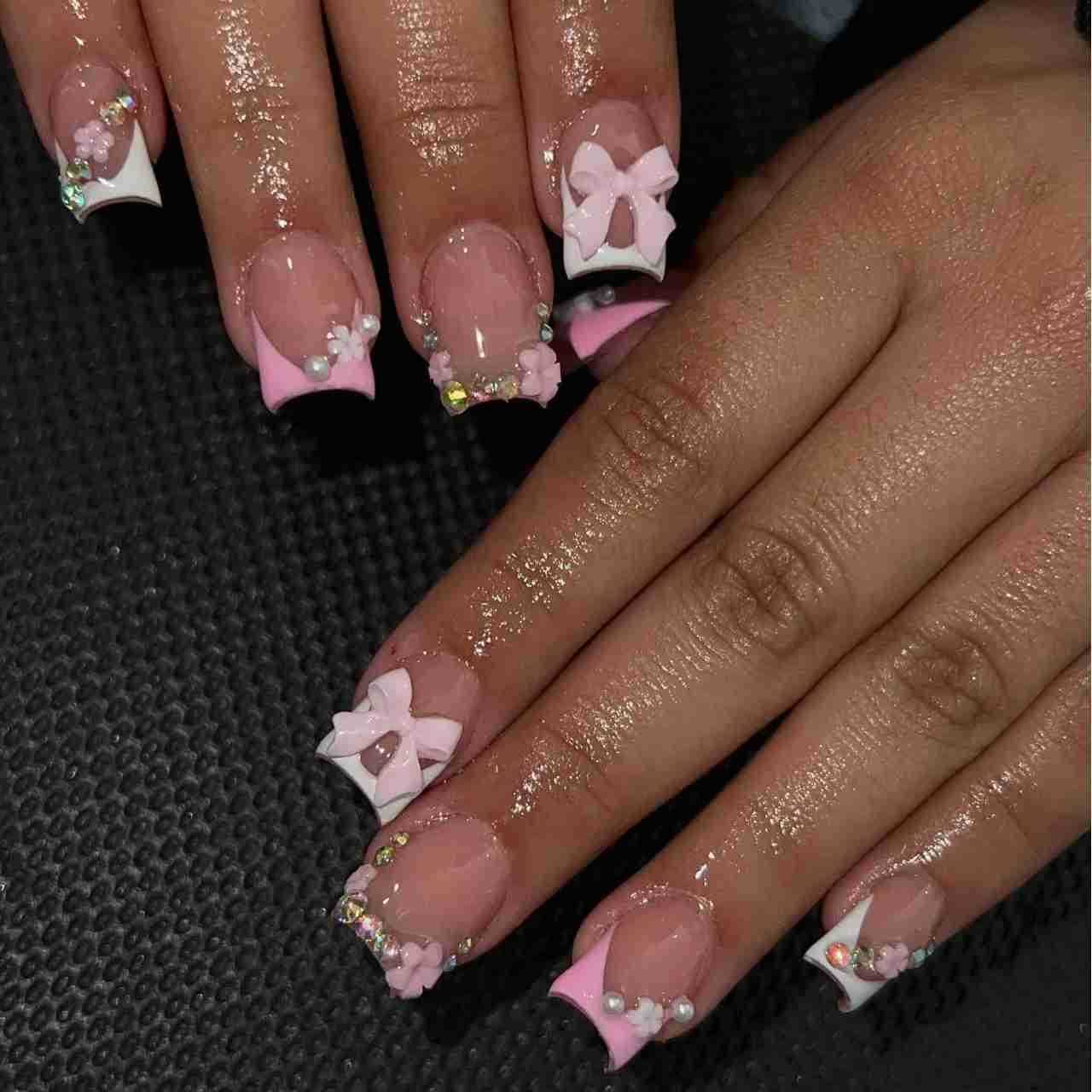 24Pcs French Pink Press on Nails Short Square Head Fake Nails with Flower Rhinestone Design Wearable Finished False Nail Tips M250807