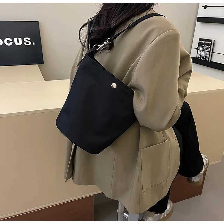 Japanese Casual Underarm Nylon Bucket Bag Womens 2024 Summer Niche FAshion Versatile Commuter Womens Bag Z250807