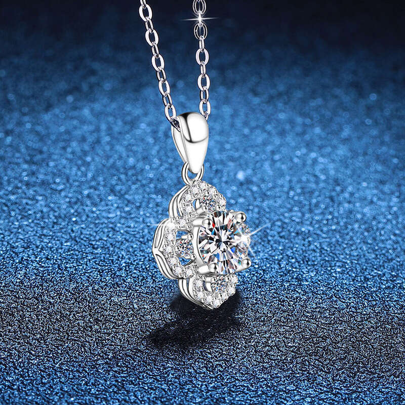 Iced Out VVS New Four-Leaf Clover Pendant 1 ct Moissanite Necklace