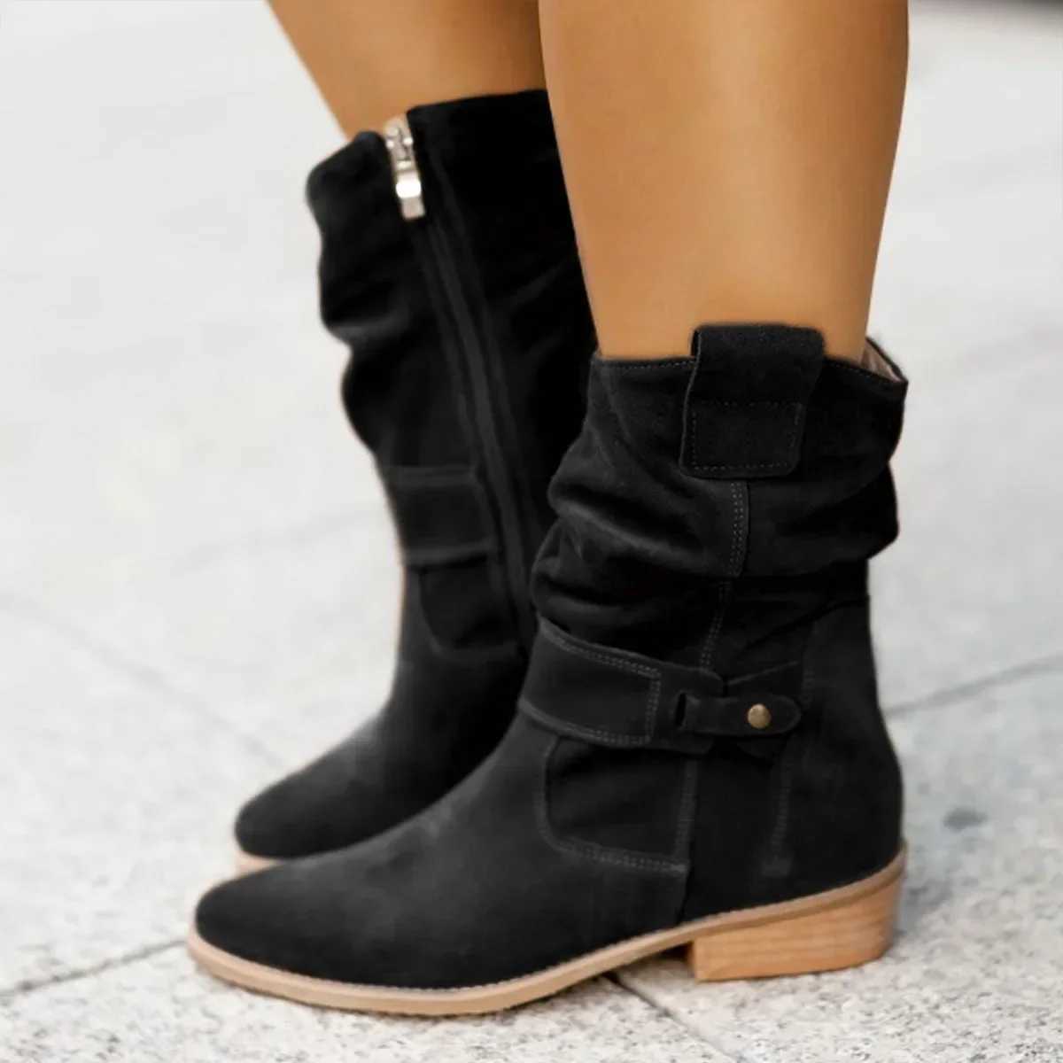 Autumn and Winter New Womens Short Boots European Style Round Head Metal Buckle Side Zipper Low Heel Square Heel Womens Boots XJ250807