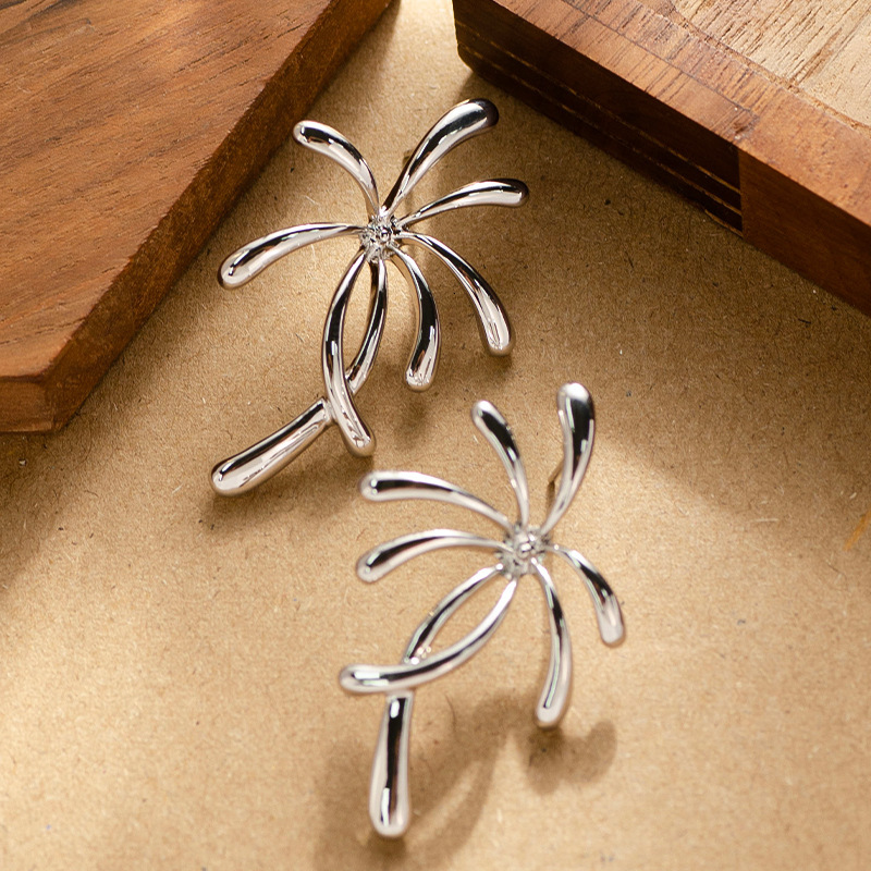 Internet Celebrity Live Fashion Exquisite Minimalist Metal Flower Earrings for Women High-end Light Versatile Sier Needle Ear Jewelry