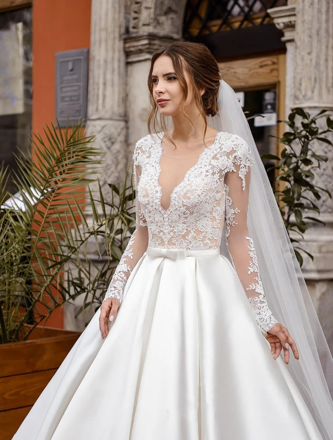 Gorgeous Long Sleeves Wedding Dress Beading Satin Bridal Gowns For Bride Illusion Sheer Neck Appliques Lace Wedding Gowns vestidos de novia