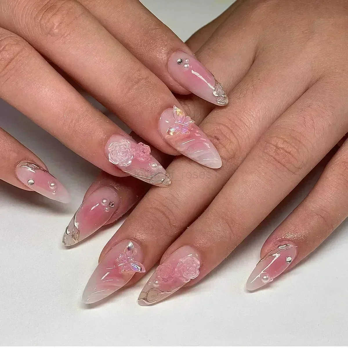 24Pcs Almond False Nails Cute Strawberries with French Design Simple White Wearable Fake Nails Decoration Press on Nail Tips Art Z250807