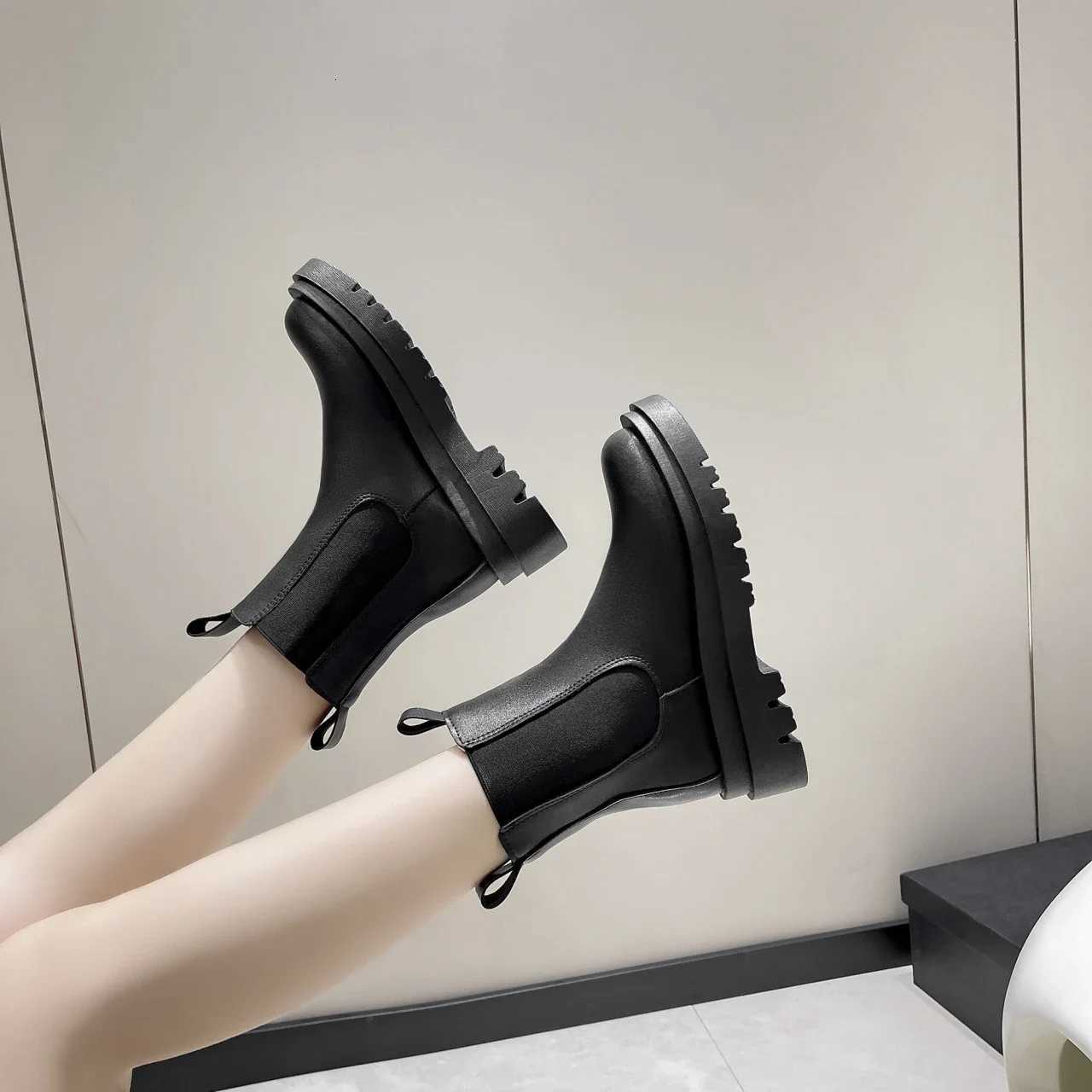 2023 Women Boots Hot Luxury Thick Sole Chelsea Boots Women Flat Casual Boots High Quality Fi Shoes for Women Womens Shoes XJ250807