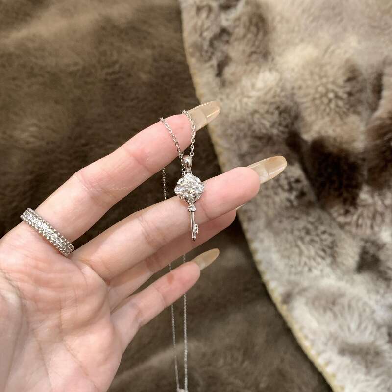 Light High-End Fashion Versatile Moissanite Key Necklace Inlaid with Full Dias Exquisite Noble Cool Style Clavicle Chain