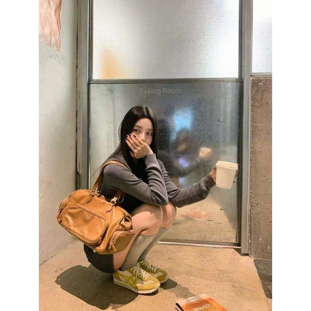 Designer Bag Tote Shoulder Bag Designer Tote Single Brown Bowling Autumn Winter New Versatile Casual Large Commuting Simple Multi Pocket Motorcycle